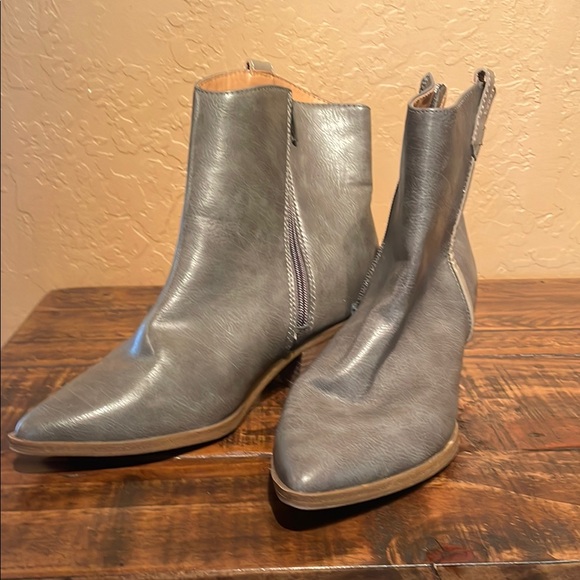 Universal Thread Shoes - Universal Threads Gray Vegan Leather Ankle Boots sz 8.5 Like New!